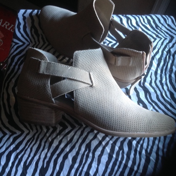 REDUCED‼️NEW LADIES 9.5 Beige Suede Zipped Slip On - Picture 3 of 8